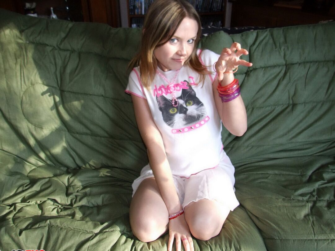 12P Shelby no es tímida cuando se desnuda y comienza a frotar su apretado coño adolescente