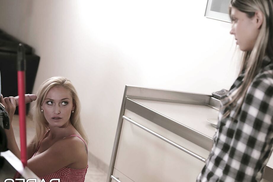 16P Trío de acción de sexo en grupo con Gina Gerson y Kathia Nobili haciendo una mamada