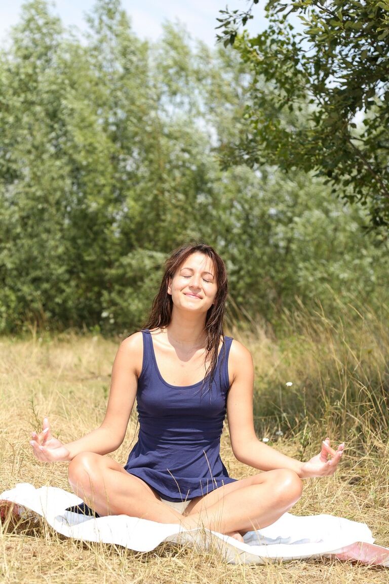 16P Adolescente gostosa natural tira o vestido para se masturbar ao ar livre