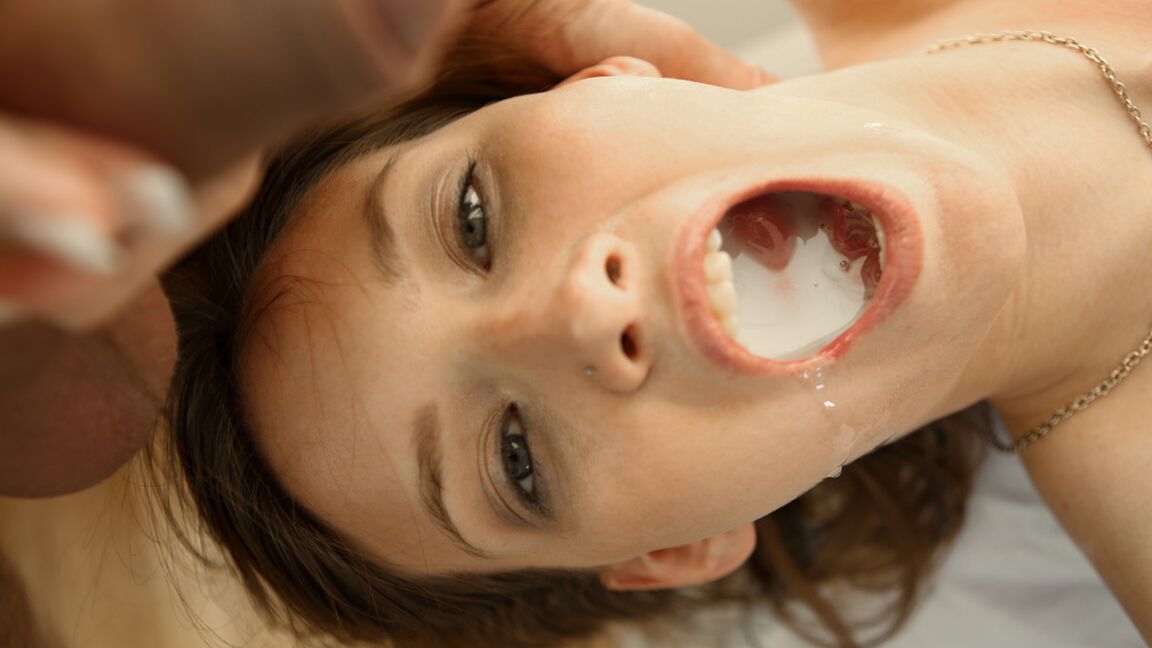 16P La jeune nue Sophia Wilde renverse le sperme de sa bouche après une bonne baise