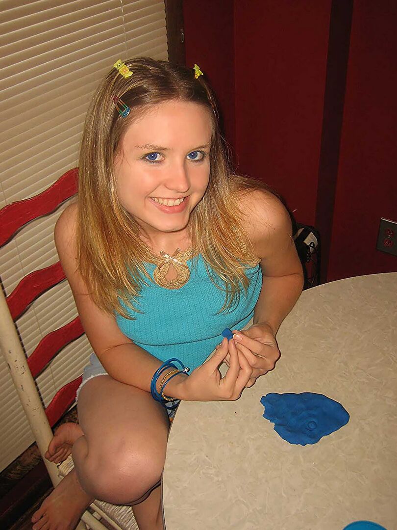 12P A linda adolescente Shelby fica nua depois de brincar com Play Doh