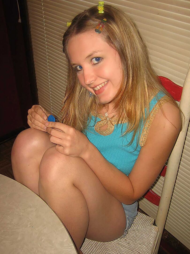 12P A linda adolescente Shelby fica nua depois de brincar com Play Doh