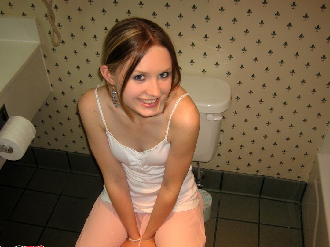 12P La cachonda adolescente Shelby no es tímida mientras se desnuda y se mete los dedos