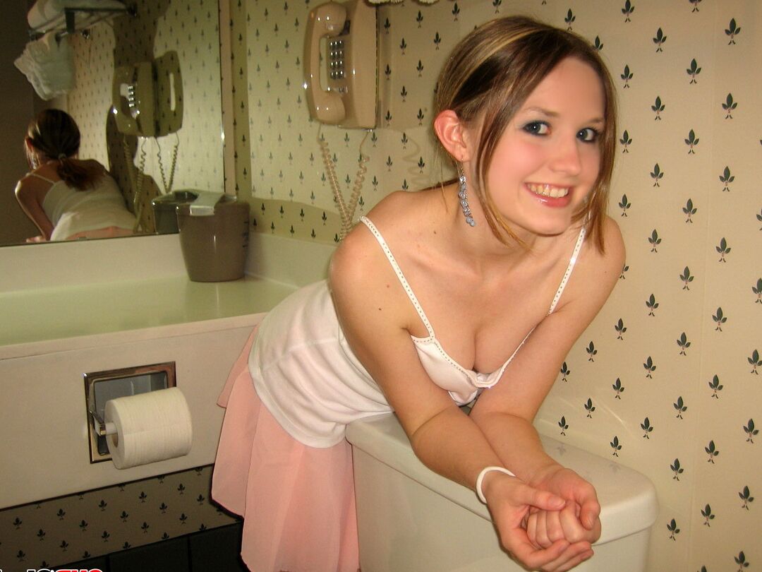 12P La cachonda adolescente Shelby no es tímida mientras se desnuda y se mete los dedos