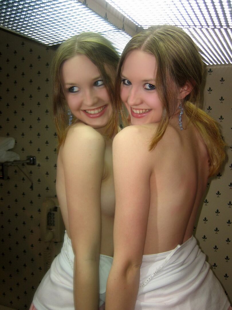 12P La cachonda adolescente Shelby no es tímida mientras se desnuda y se mete los dedos