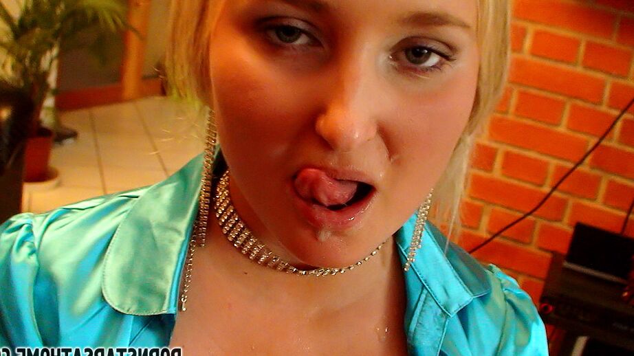 14P Une blonde lèche le sperme de ses lèvres après une pipe en POV