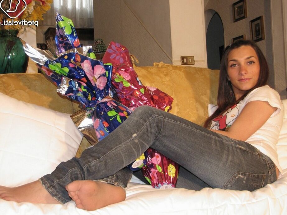 15P Fully clothed girl curls her hose clad toes after removing red high heels