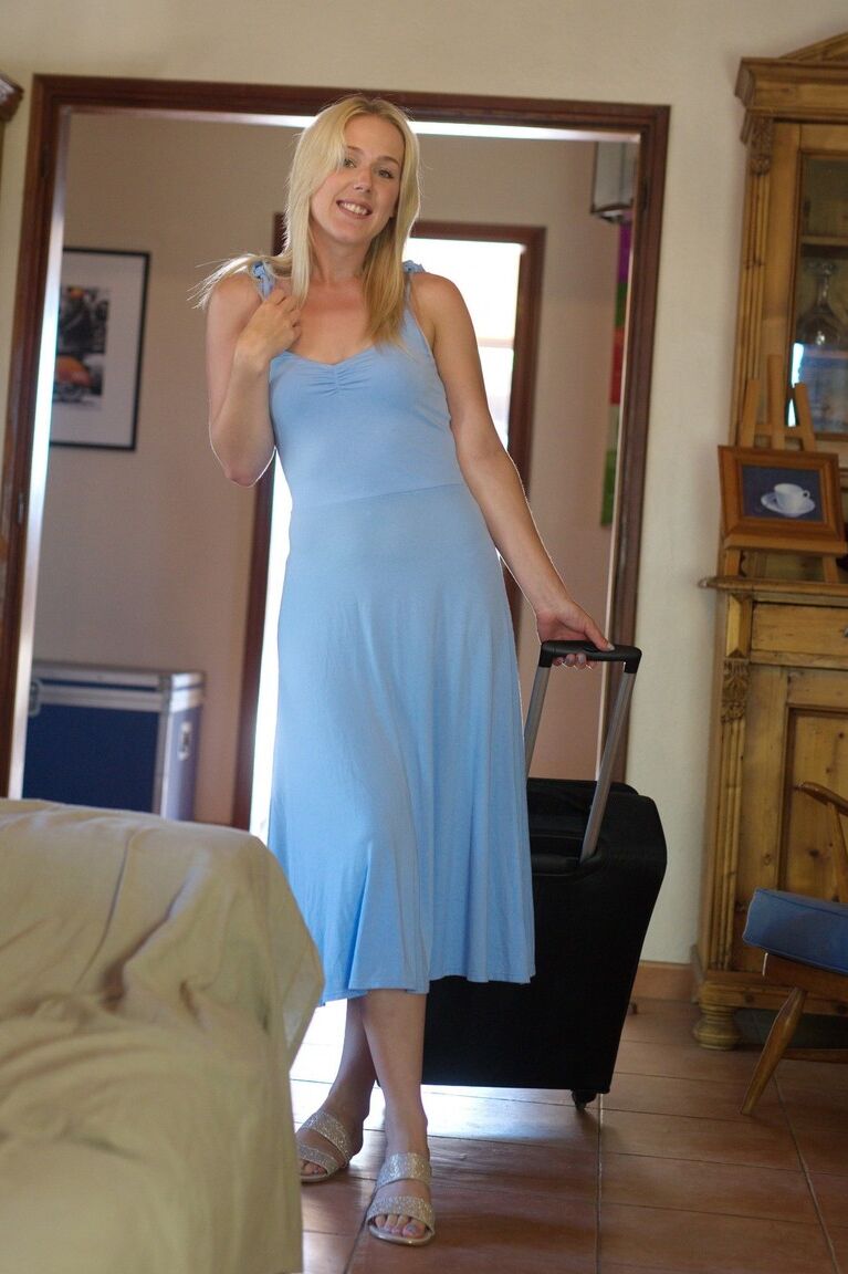12P Blonde Amateurin Aston Wilde zeigt ihren nackten Arsch auf der Straße und zu Hause
