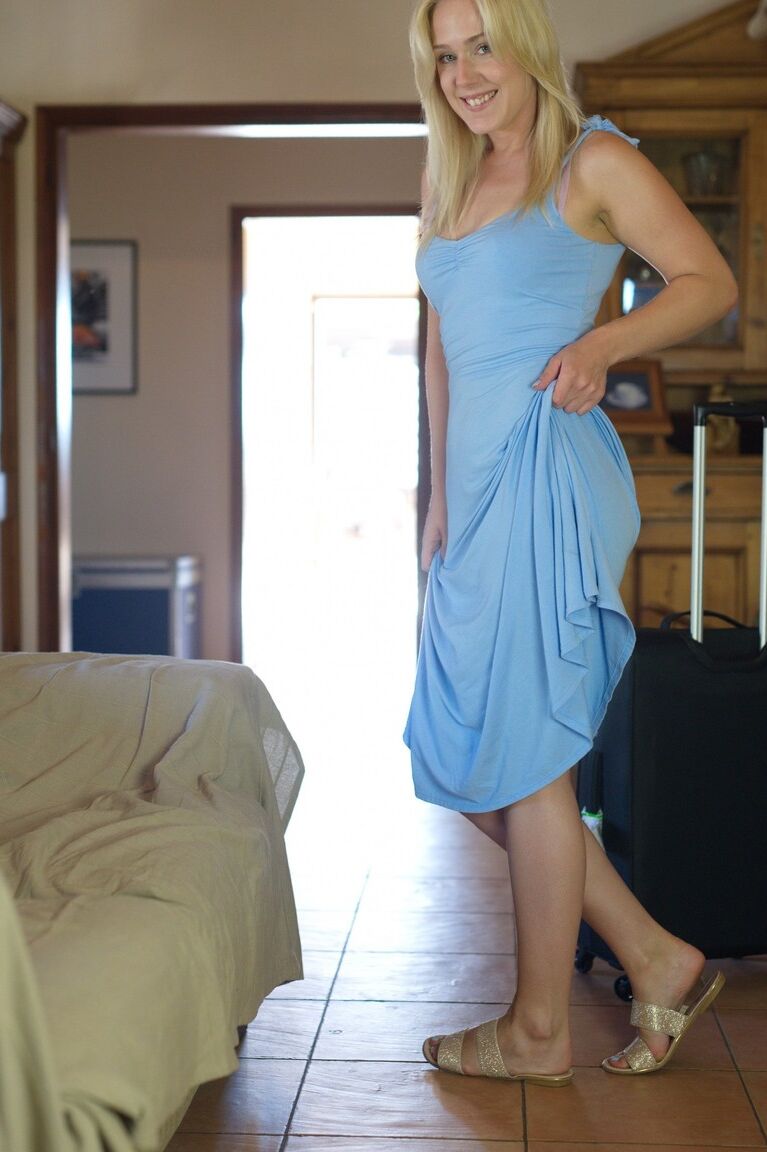 12P Blonde Amateurin Aston Wilde zeigt ihren nackten Arsch auf der Straße und zu Hause