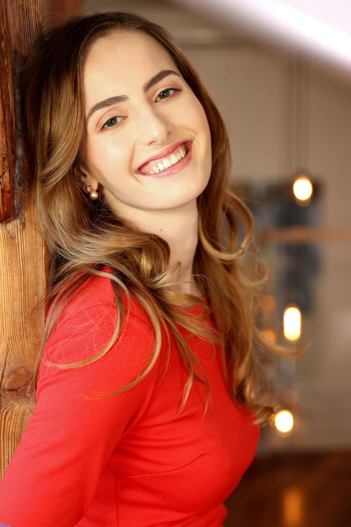 16P European bombshell Samantha Shine is looking nice and sweet in her evening