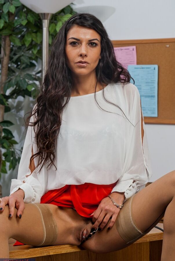 16P Morena Sexy MILF em meias Lou Charmelle tirando a roupa no escritório