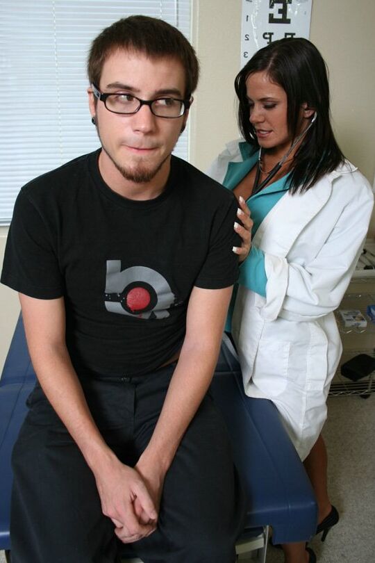 21P Excelente médica MILF Savannah Stern montando o pau de seus pacientes no hospital
