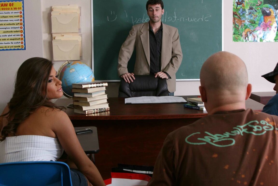 21P A aluna mais gostosa com peitos grandes Madelyn Marie é fodida pelo professor
