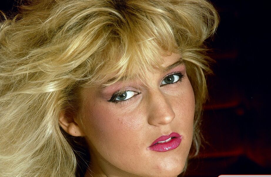 14P Linda estrella porno vintage rubia descansa en el sofá abriendo las piernas