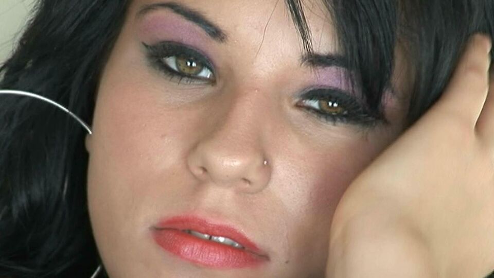16P La hermosa morena Dora Dolce descubre sus grandes tetas durante una acción en solitario