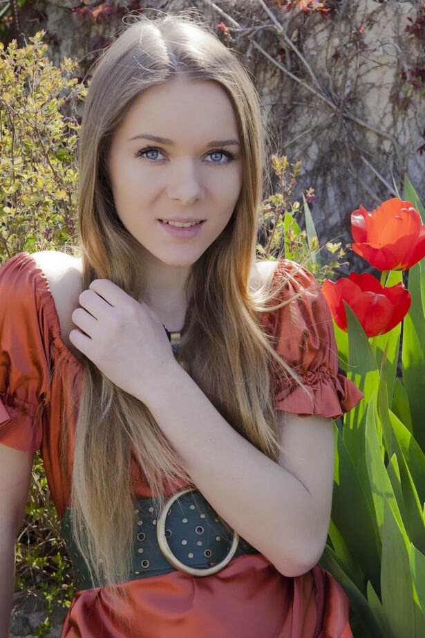 18P La hermosa diosa Katie A retoza en el jardín mostrando su caliente cuerpo europeo