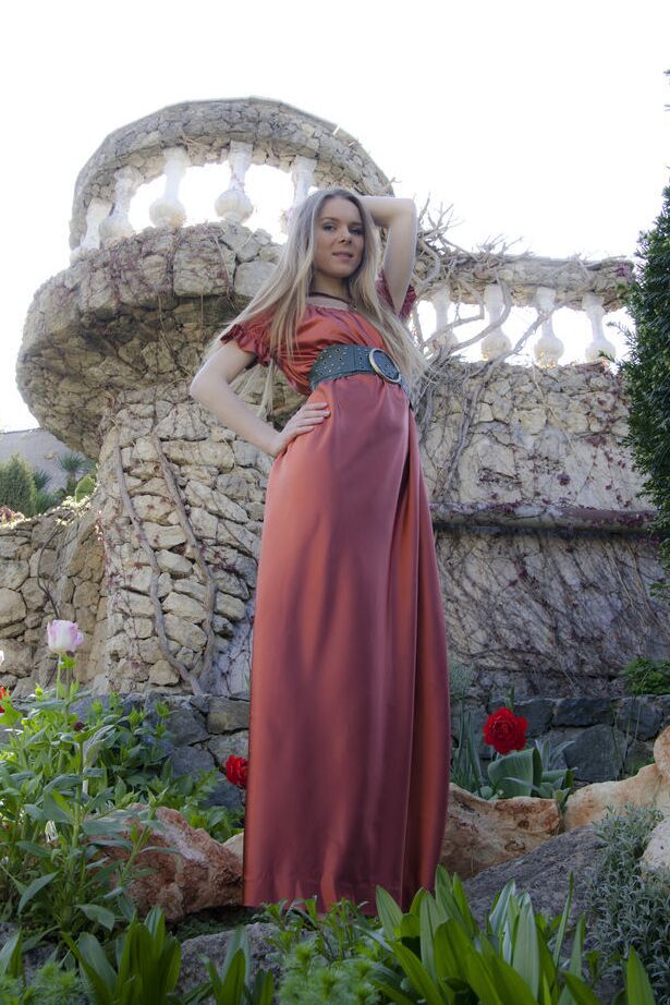 18P La hermosa diosa Katie A retoza en el jardín mostrando su caliente cuerpo europeo