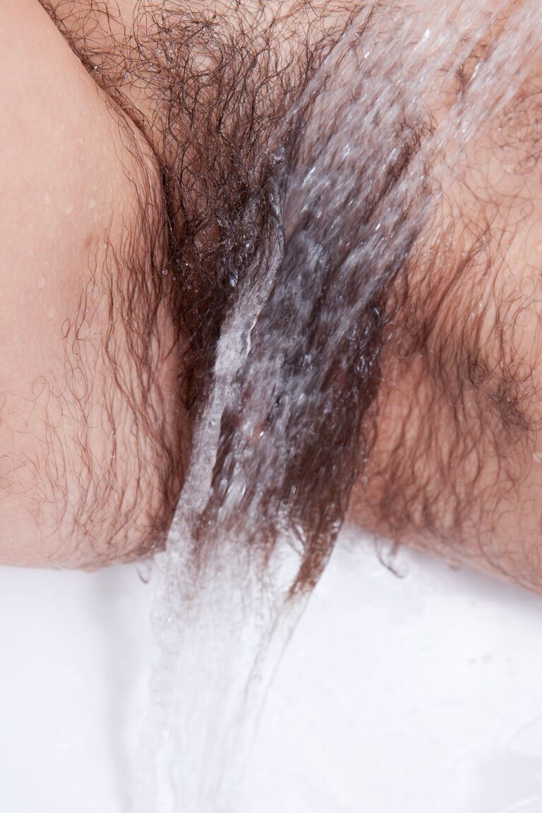 18P Eva, mature et mince, mouille sa chatte poilue dans la baignoire