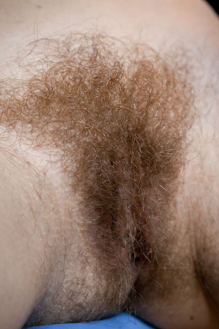 18P Garota magra em meias brancas Ginger posa nua e brinca com seu regalo peludo