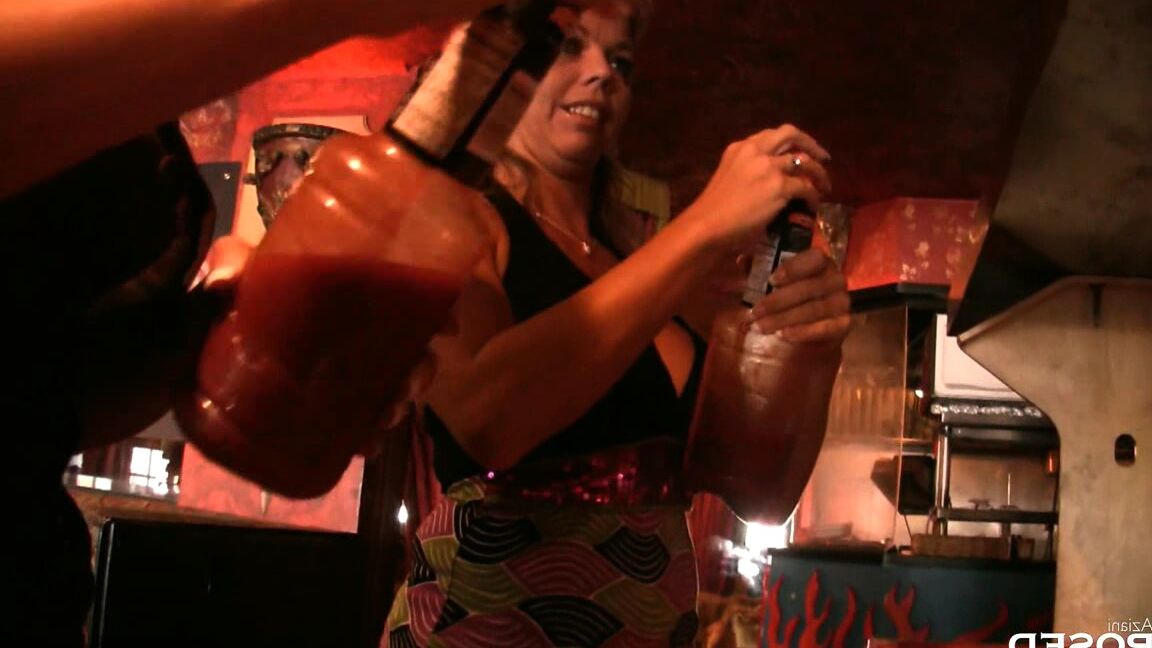 15P La rubia de mediana edad Amber Lynn Bach muestra su coño en un vehículo y en un bar