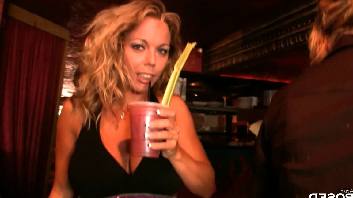 15P La rubia de mediana edad Amber Lynn Bach muestra su coño en un vehículo y en un bar