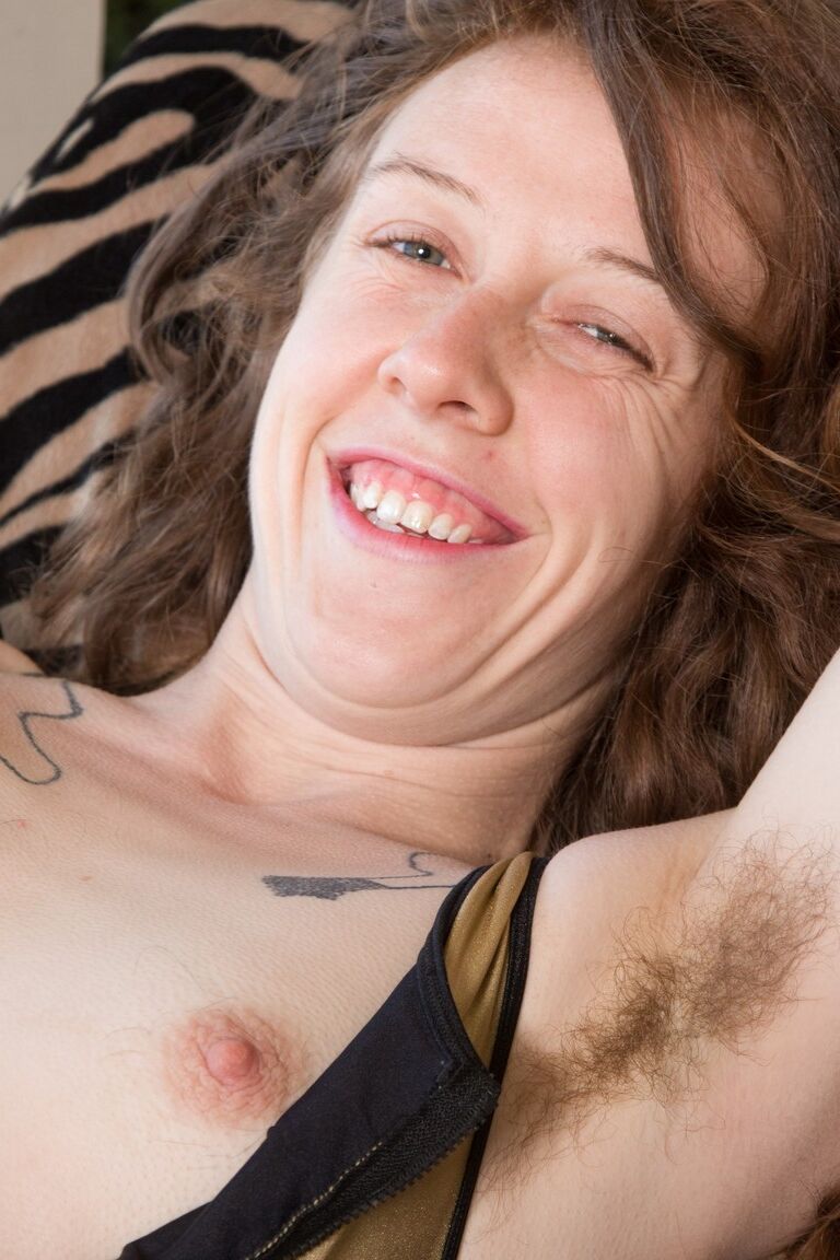 18P A morena amadora Roxanne perde o body dourado