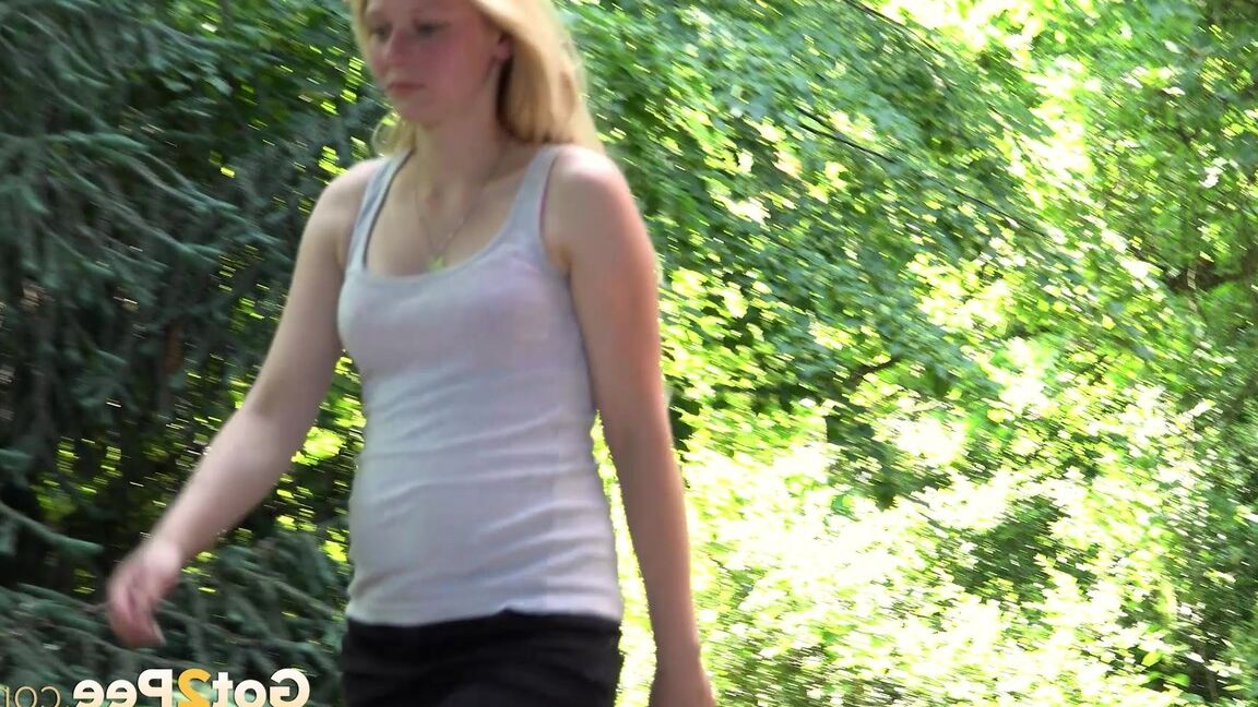 15P Blondes Mädchen hockt sich in der Öffentlichkeit für einen dringend benötigten Natursekt hin