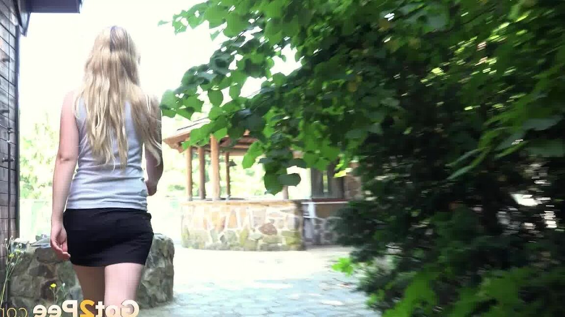 15P Blondes Mädchen hockt sich in der Öffentlichkeit für einen dringend benötigten Natursekt hin