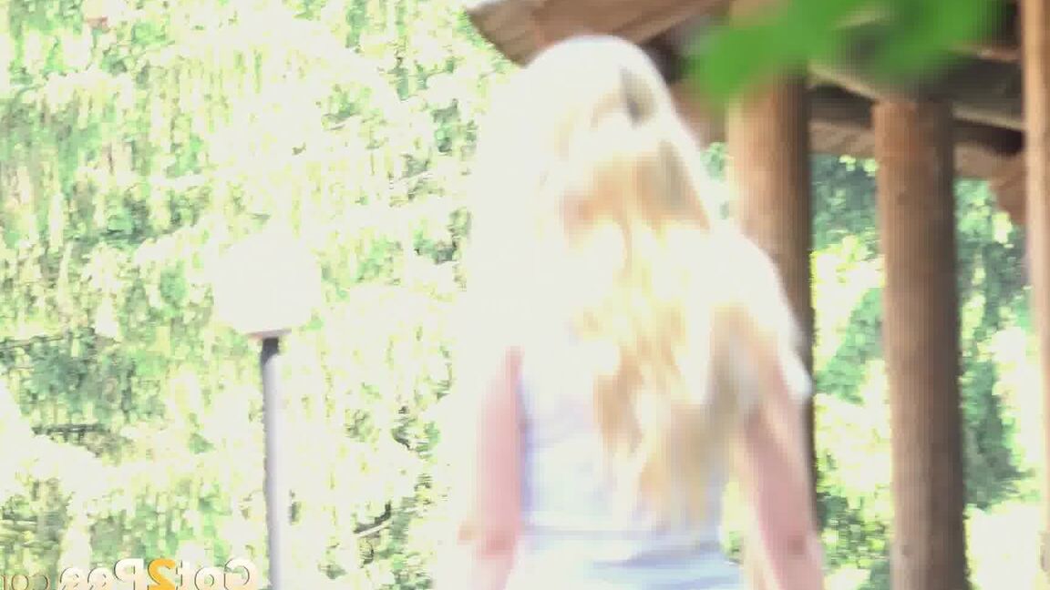 15P Blondes Mädchen hockt sich in der Öffentlichkeit für einen dringend benötigten Natursekt hin