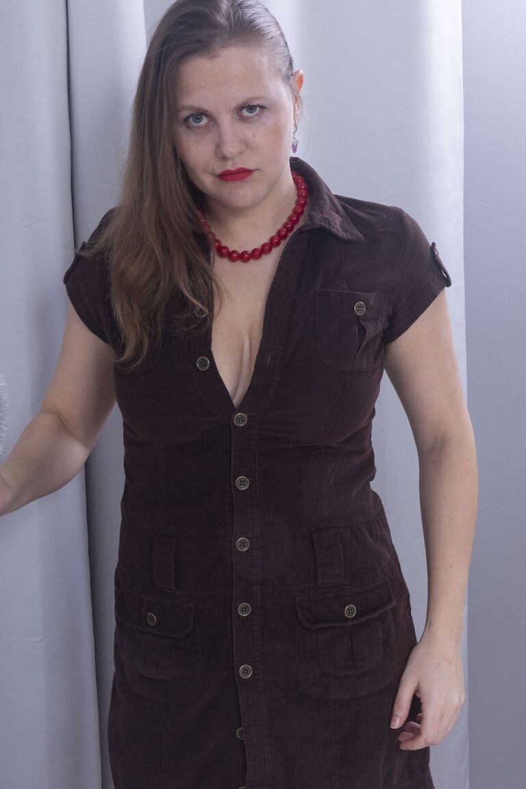 21P Amateur con tetas caídas Afeena peines