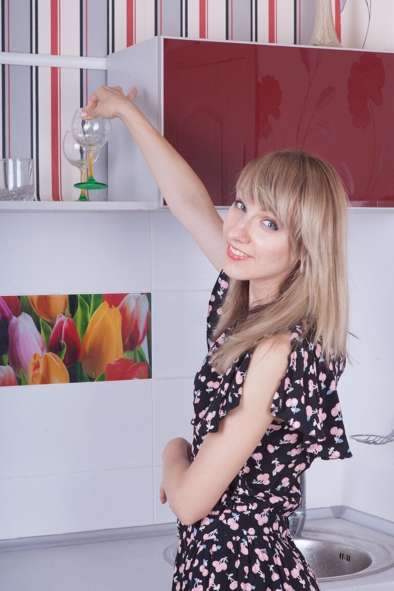 17P Süße Hausfrau Yuliya zieht sich in der Küche aus und zeigt ihren pelzigen Schritt