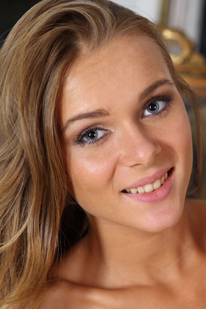 16P La linda rubia Dana P se quita la ropa para modelar desnuda