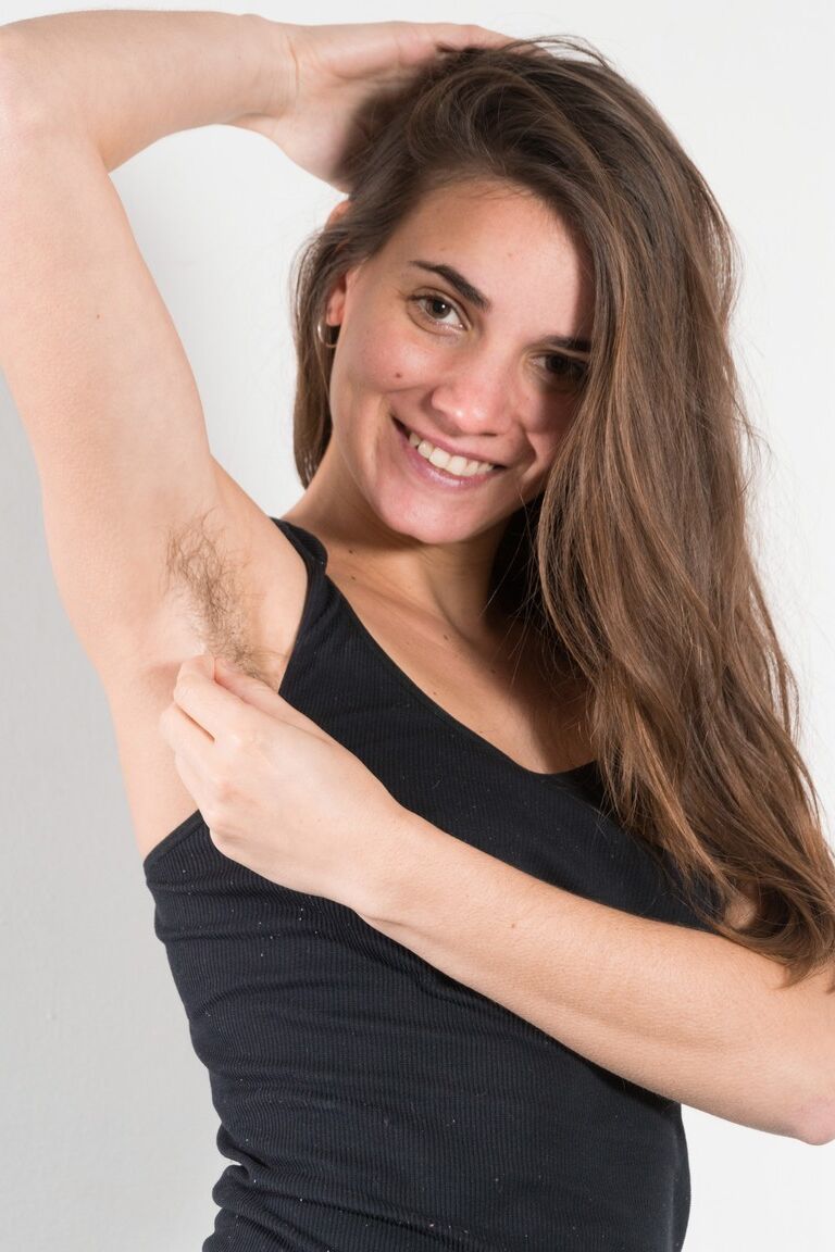 17P La diosa peluda Natalia se quita la ropa y se tira del largo pelo del coño