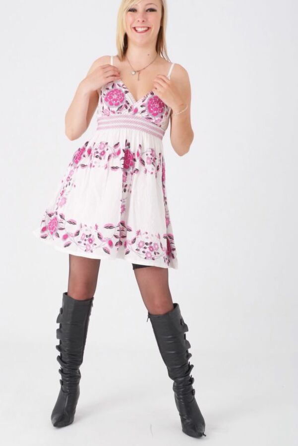 15P Loira gostosa de vestido curto