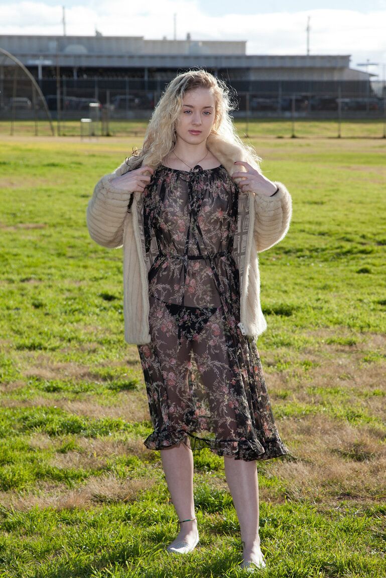 12P La adolescente Veronica Hatley muestra sus bragas mientras posa con su vestido transparente