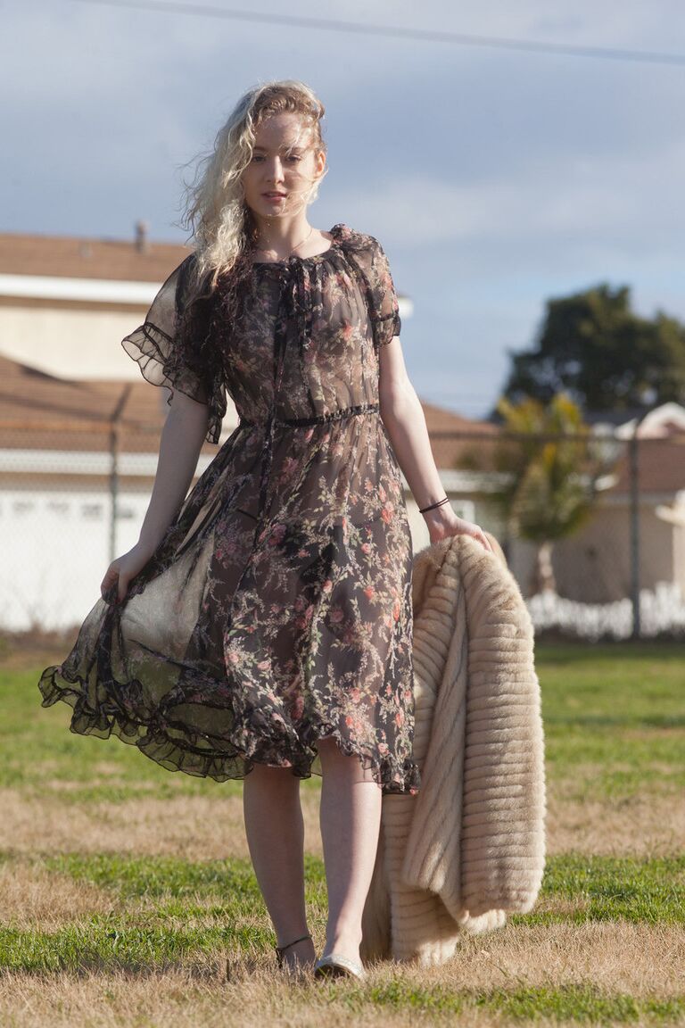 12P La adolescente Veronica Hatley muestra sus bragas mientras posa con su vestido transparente