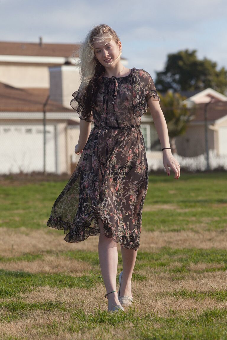 12P La adolescente Veronica Hatley muestra sus bragas mientras posa con su vestido transparente