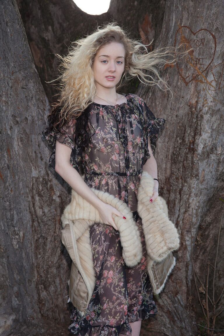 12P La adolescente Veronica Hatley muestra sus bragas mientras posa con su vestido transparente