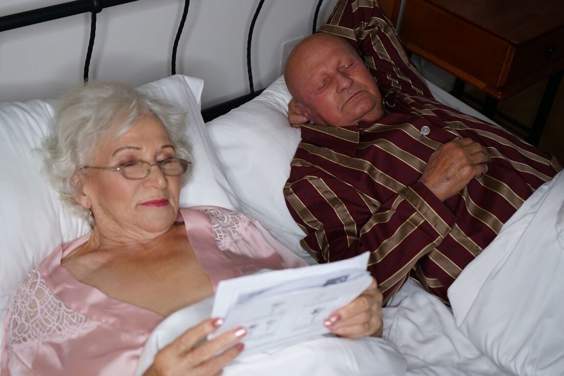 18P Granny Norma se fait baiser la fente poilue par son jeune amant pendant que son mari dort