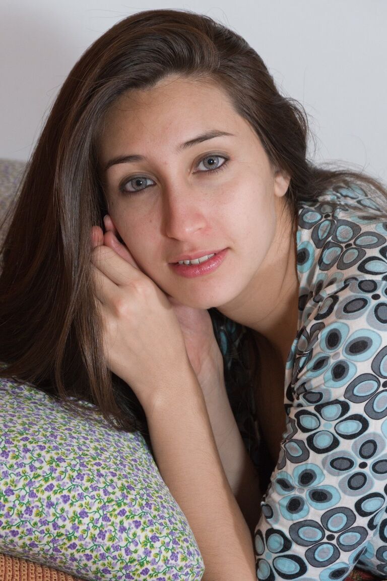 17P Das schöne haarige Babe Vilma schält sich in ihrem Zimmer, um an den Haaren ihrer Muschi zu ziehen