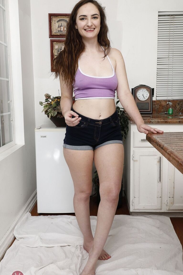 21P A adorável gata amadora Luci Lovett perde o short e brinca com o arbusto