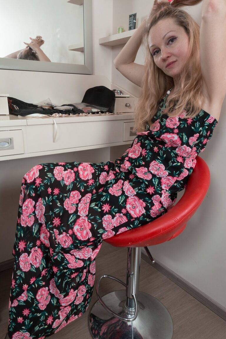 17P Foxy, maman sexy, est assise sur la chaise et se frotte la chatte poilue et affamée