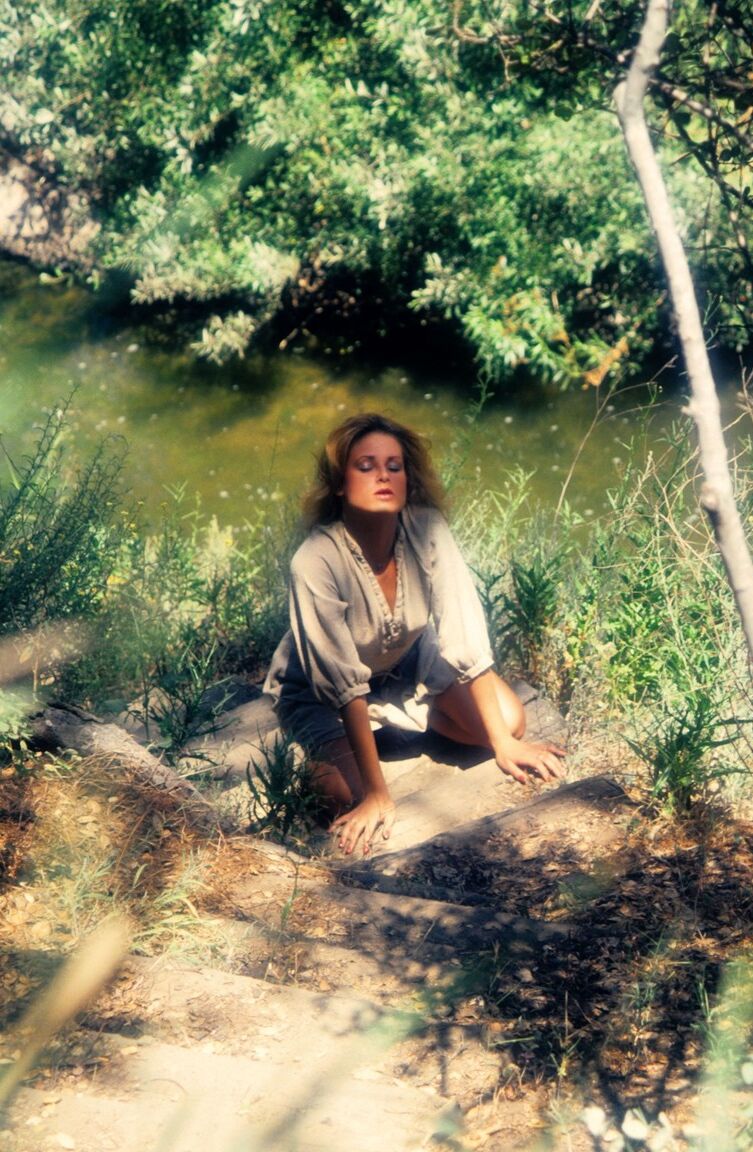 17P A maravilhosa loira Carol Ann Wilken se molha durante uma sessão de fotos vintage ao ar livre