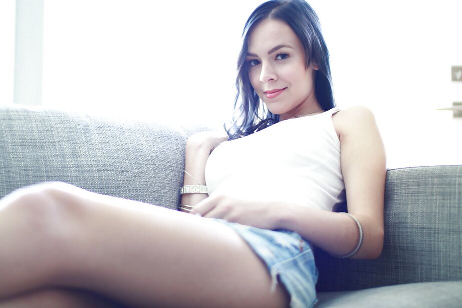 16P La jeune Chloe Riley est allongée nue et écarte les jambes !