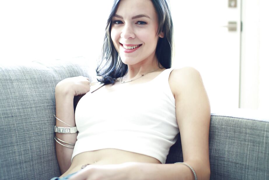 16P La jeune Chloe Riley est allongée nue et écarte les jambes !