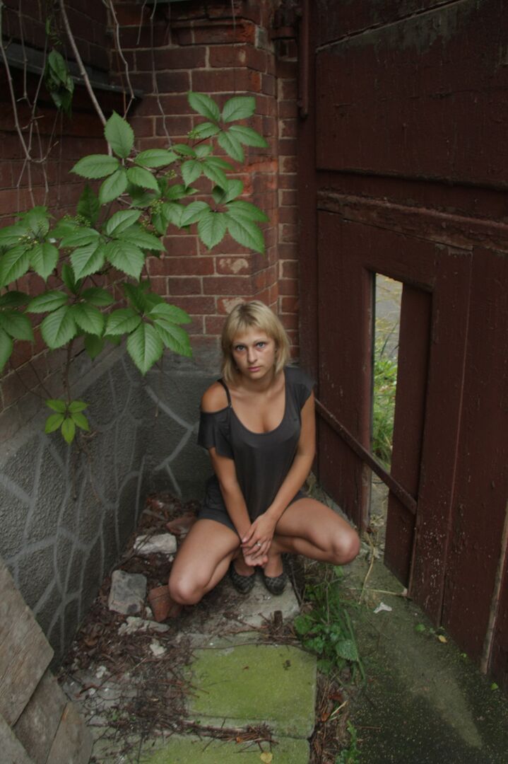 15P La joven rubia Santana descubre sus turgentes tetas mientras se desnuda cerca de las vides