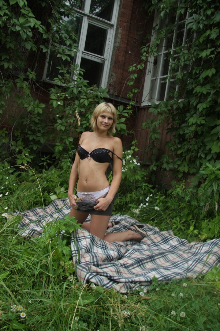 15P La joven rubia Santana descubre sus turgentes tetas mientras se desnuda cerca de las vides