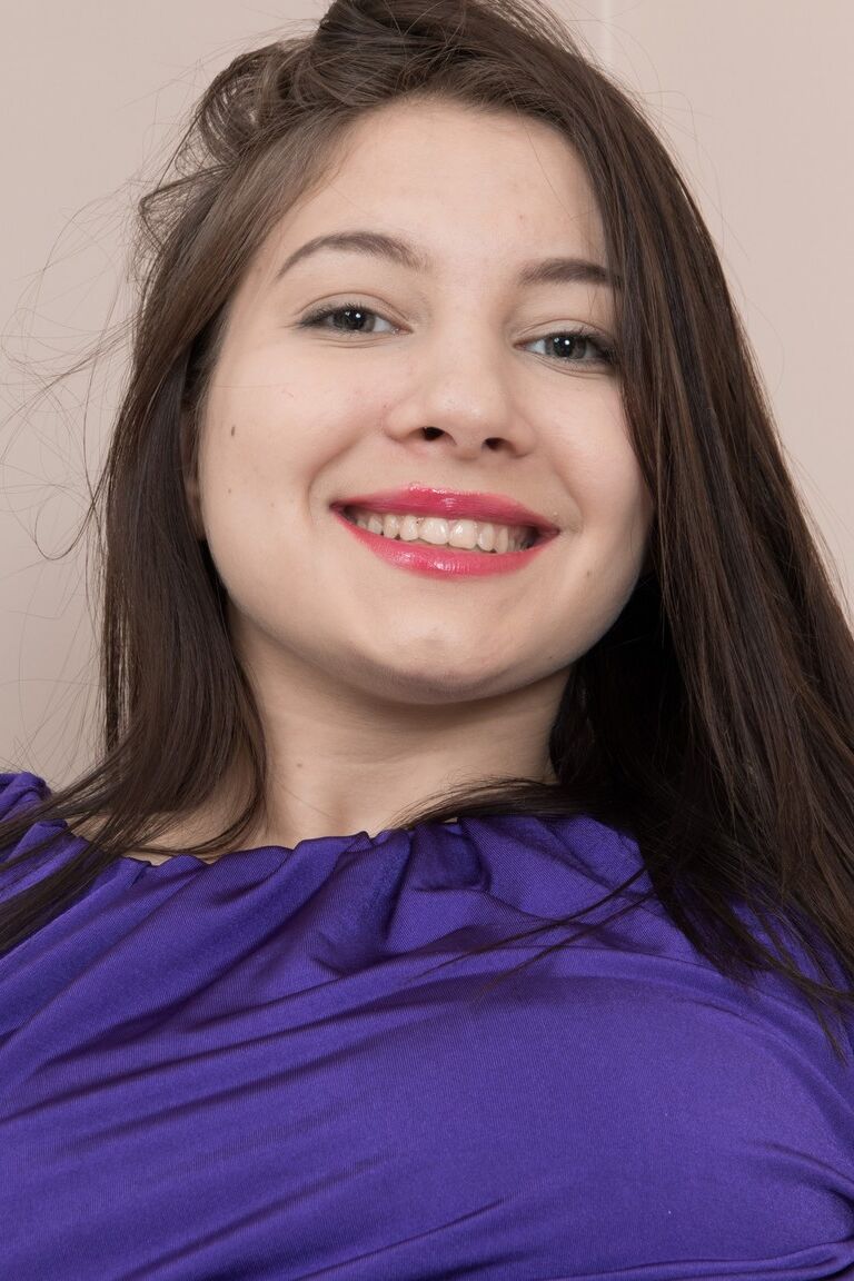 21P La sonriente morena Bellavitana haciendo alarde de su ojete y su coño peludos