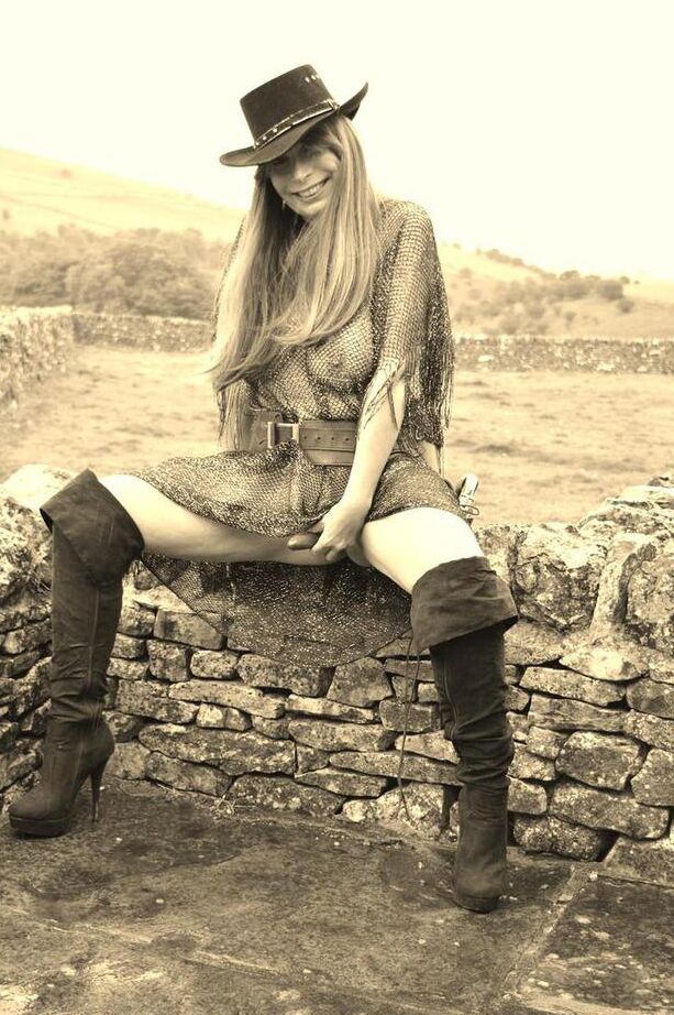 20P La tetona amateur Barby Slut posa para una sesión fotográfica con temática occidental en blanco y negro