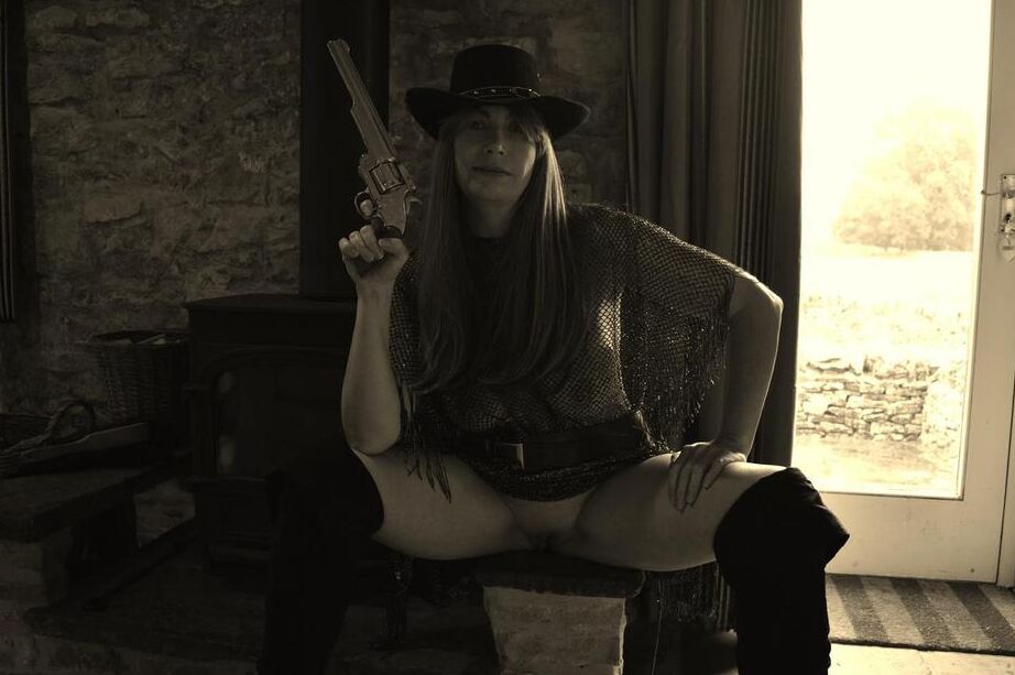 20P La tetona amateur Barby Slut posa para una sesión fotográfica con temática occidental en blanco y negro